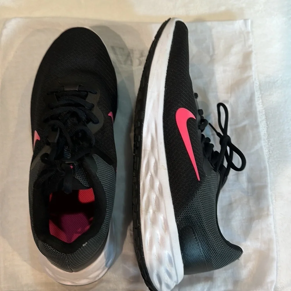 EUC Women’s Nike Sneakers
